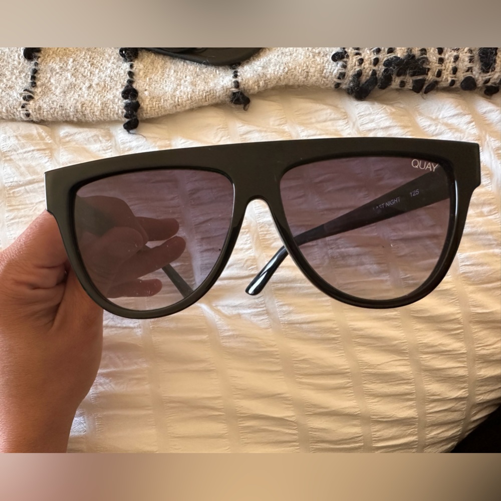 Quay sunglasses Black